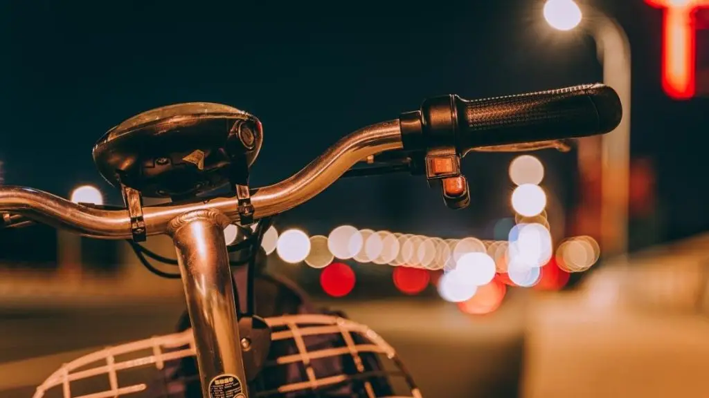 Fietsenmaker controleert en onderhoudt fiets onderdelen zoals remmen, versnelling en ketting