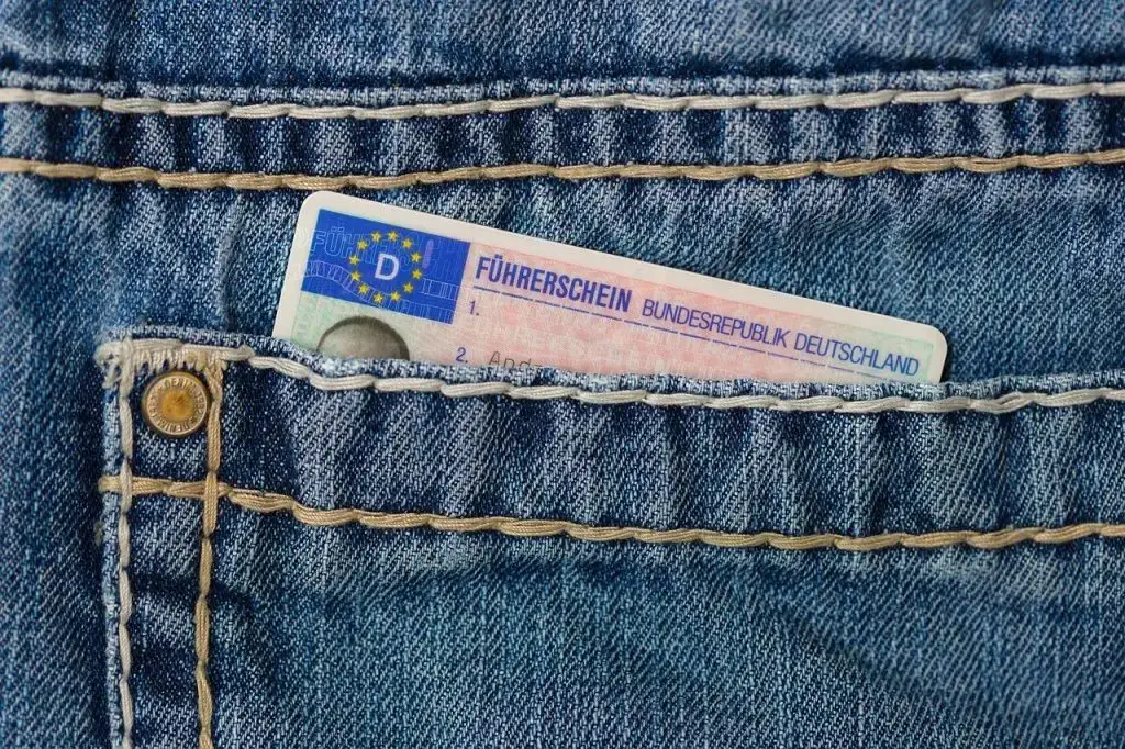 Examinator beoordeelt kandidaat tijdens tussentijdse toets bij rijschool Delft