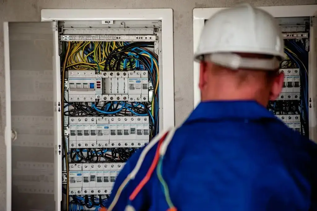 Gecertificeerde elektricien in Maastricht voert veilige elektrische installatie en reparatie uit in woning