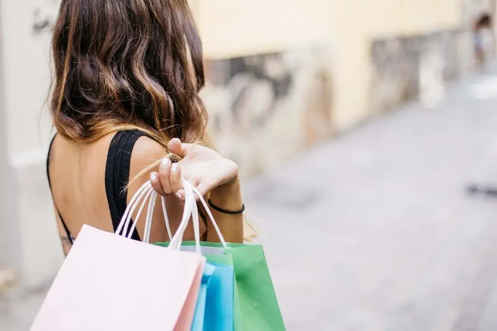 Vrouwen organiseren een succesvolle shoppingdag met planning en aankopen dameskleding in de winkel