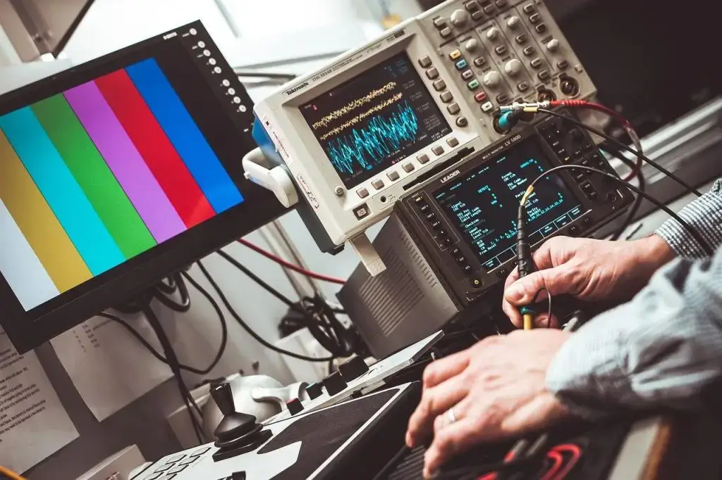 Visueel overzicht van de wereld van elektronica in Etten-Leur met verschillende producten en reparatiediensten