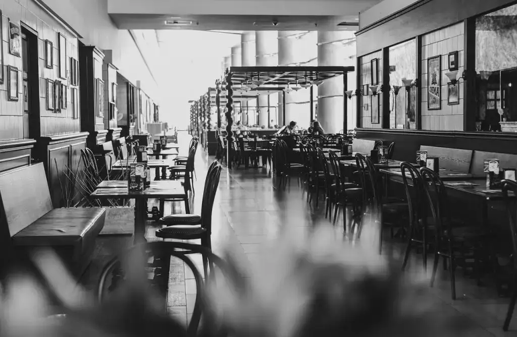 Cafetaria in Geleen met traditionele en moderne gerechten, waar locals en bezoekers samenkomen voor heerlijke maaltijden en s