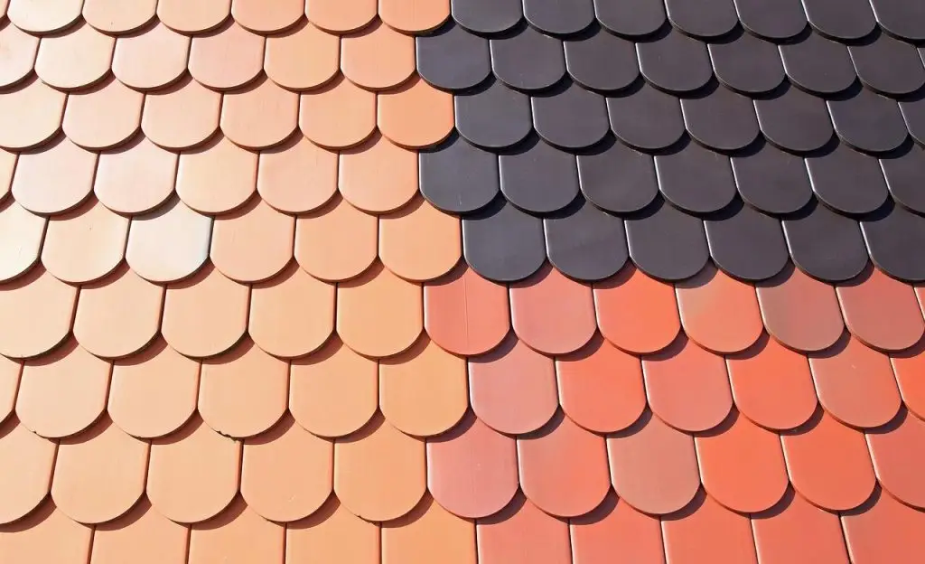 Professionele dakbedekking in Heerhugowaard met duurzame materialen zoals bitumen en keramische dakpannen voor bescherming te
