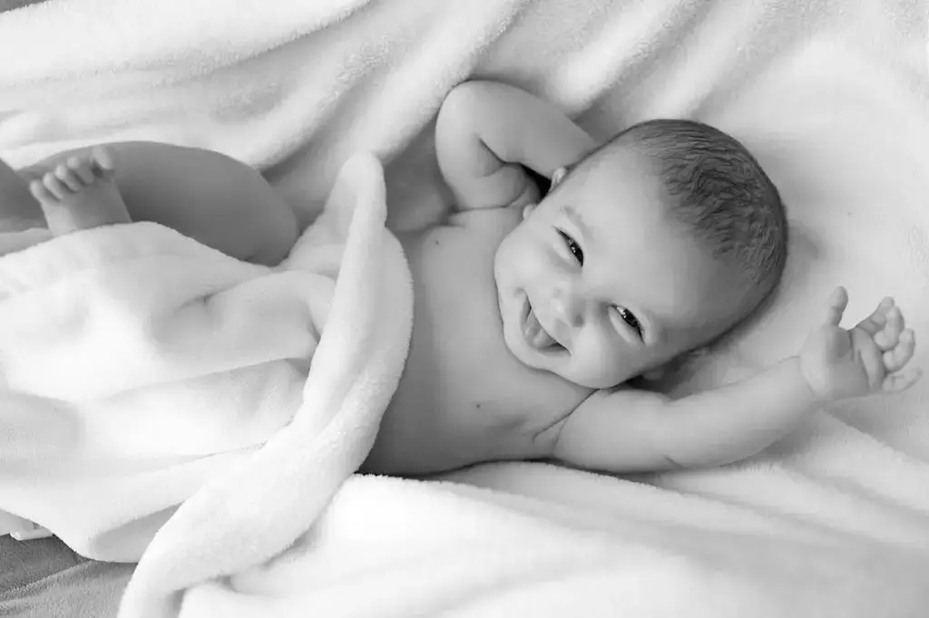 Kleine op komst: vrolijke kindergordijnen in verschillende kleuren en printjes voor babykamers en kinderkamers