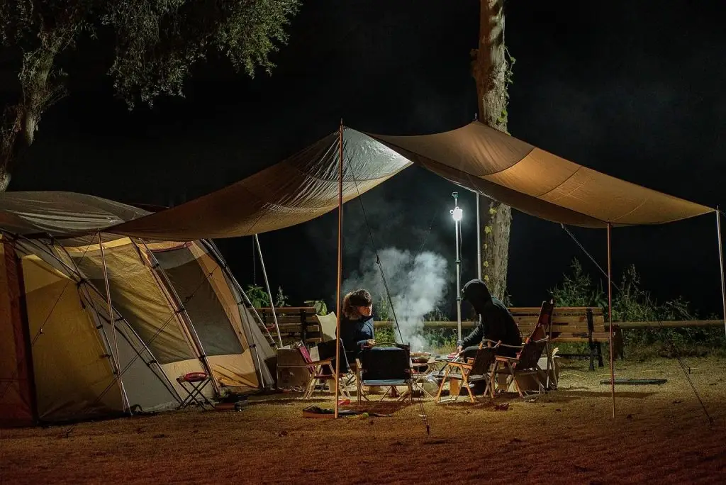 Campingwinkel in Barendrecht met diverse kampeeruitrusting inclusief tenten, slaapzakken en campingaccessoires