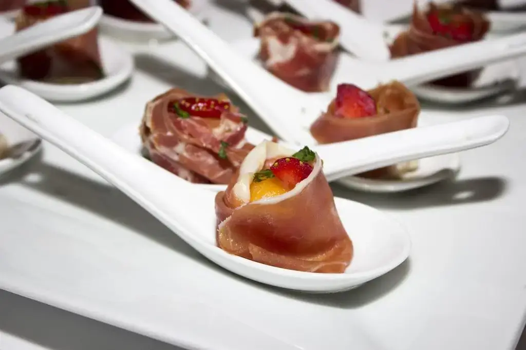 Professionele catering in Oss met diverse menu-opties voor bedrijfsfeesten, bruiloften en privébijeenkomsten
