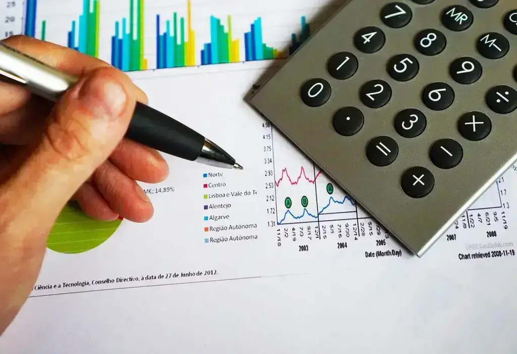 Financieel adviseur in Uden helpt bij navigeren door complexe financiële landschappen met persoonlijke begeleiding