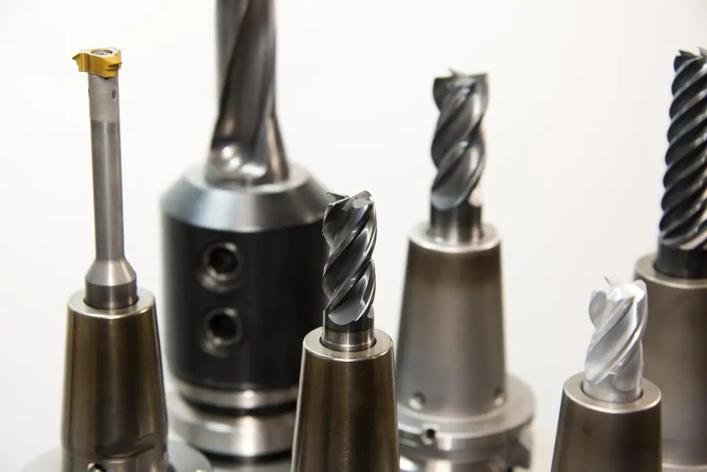 Man gebruikt gehuurd gereedschap voor doe-het-zelfproject. Gereedschap huren in Ridderkerk biedt betaalbare opties voor bouwp