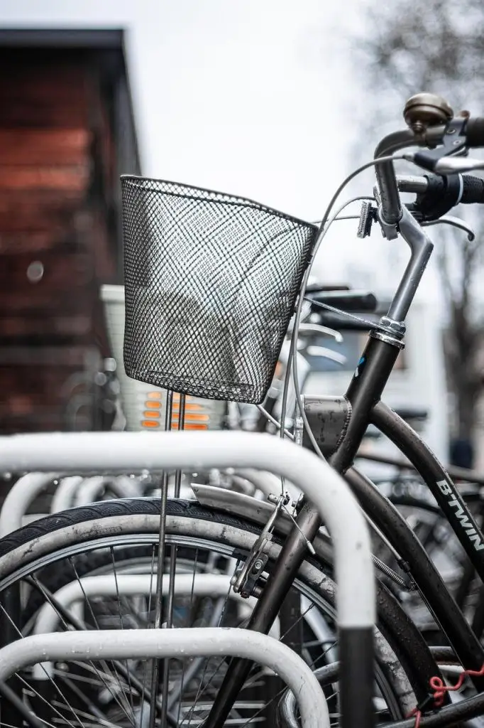Beveiligde fietsenstalling in Hellevoetsluis met oplaadstations en overdekte parkeerplaatsen voor elektrische en gewone fiets