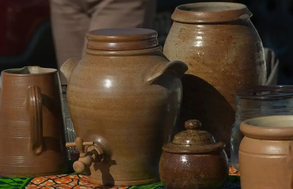 Bezoekers bij Rommelmarkt Almere tussen vintage meubels en tweedehands spullen op zoek naar unieke vondsten
