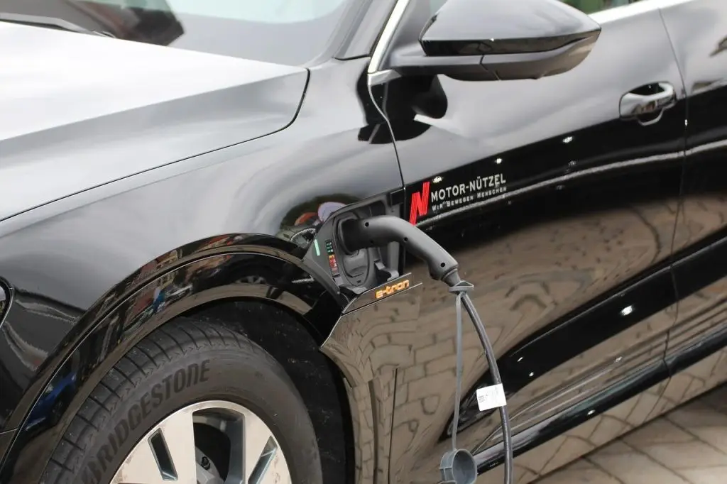 Visuele weergave van de risico's van elektrisch rijden, inclusief veiligheid, batterijbrandgevaar en elektriciteitsnetbelasti